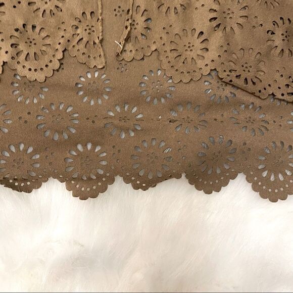 Band of Gypsies NWT Zoe & Rose Floral Cut Out Vest (S) - Picture 2 of 6